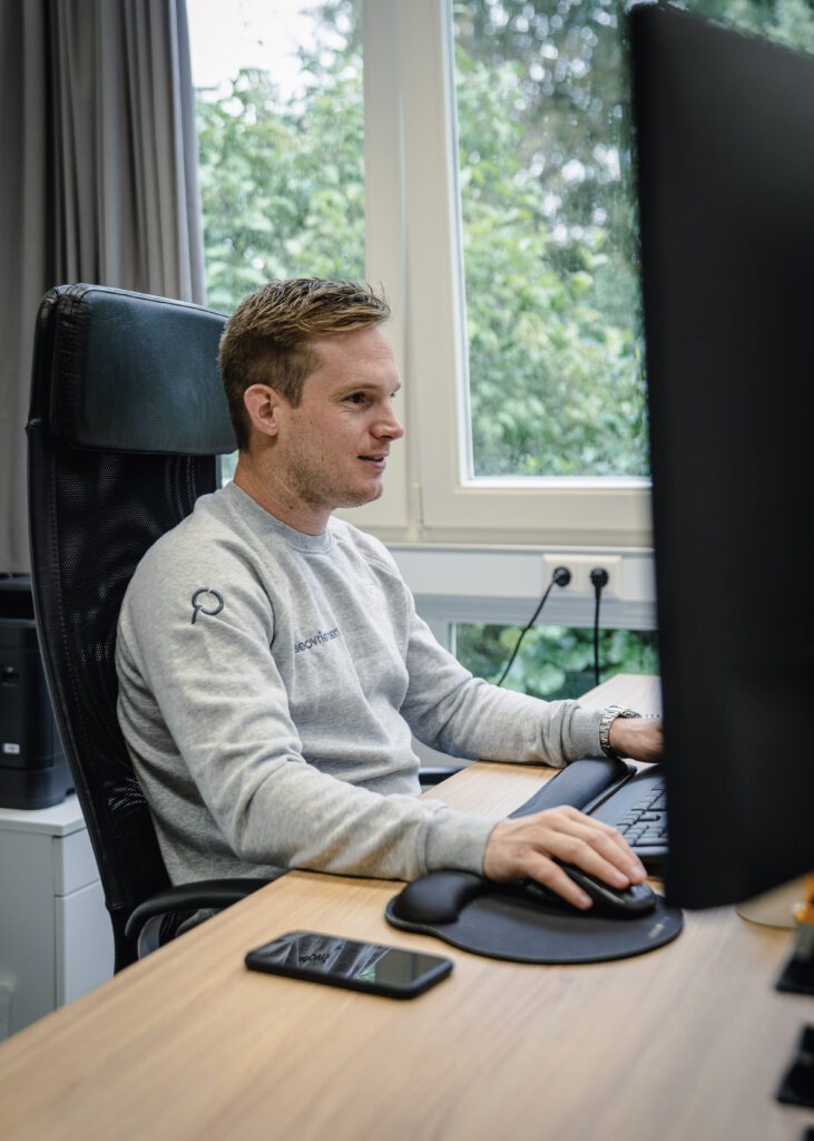 Foto van Jesse achter de computer